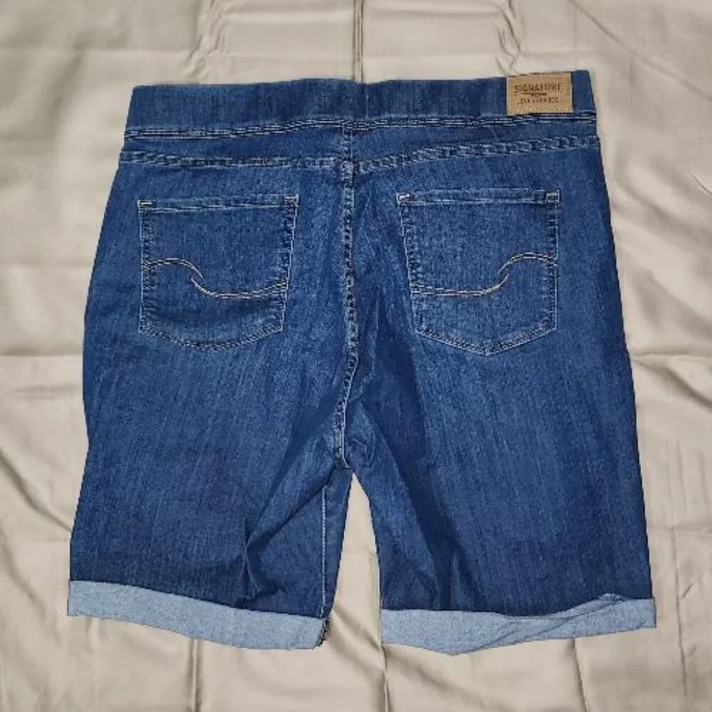 Levi's Women Bermuda Shorts 18 - Picture 2 of 5
